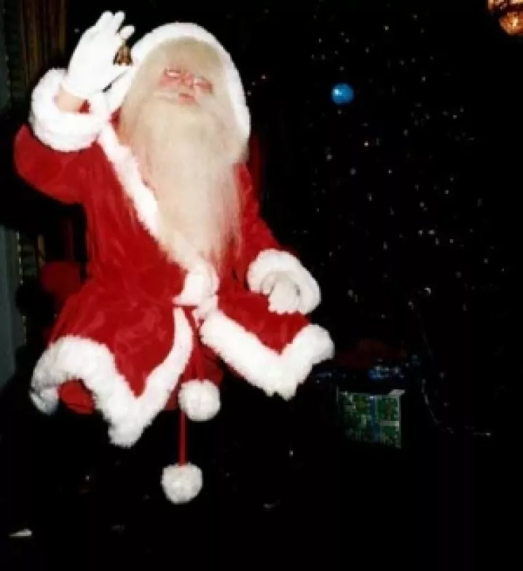 100 de lei, inchirierea unui Mos Craciun de Sarbatori