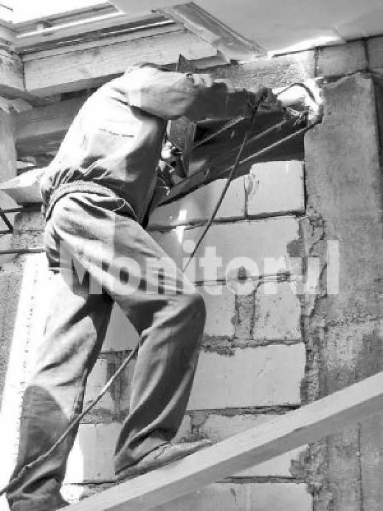 11 state UE impun restrictii muncitorilor romani