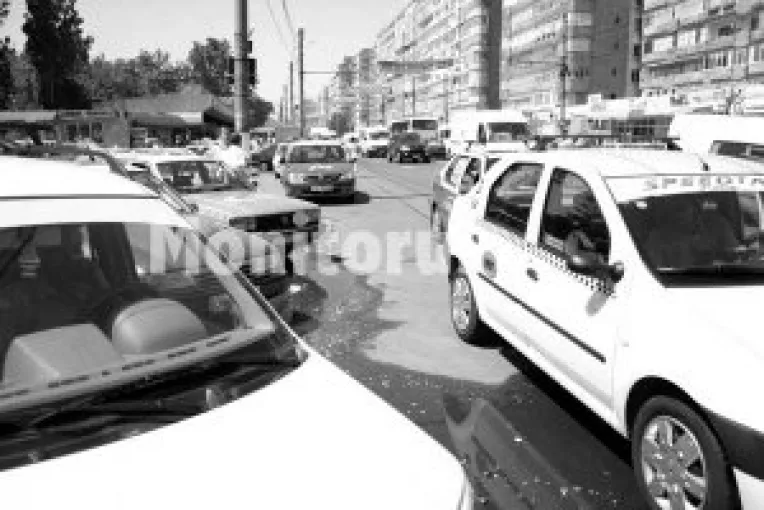 354 de taximetristi amendati in luna iunie