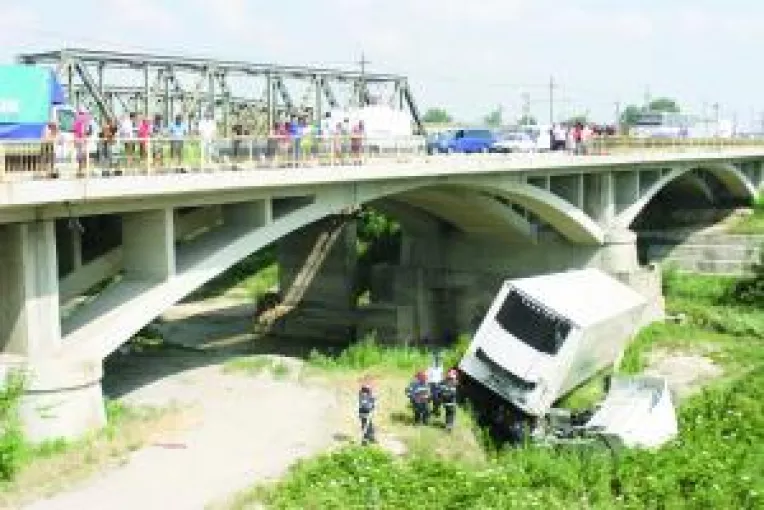 A cazut cu tirul de pe pod