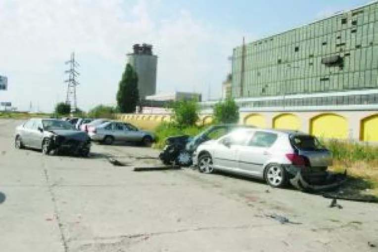 A distrus trei masini si a plecat