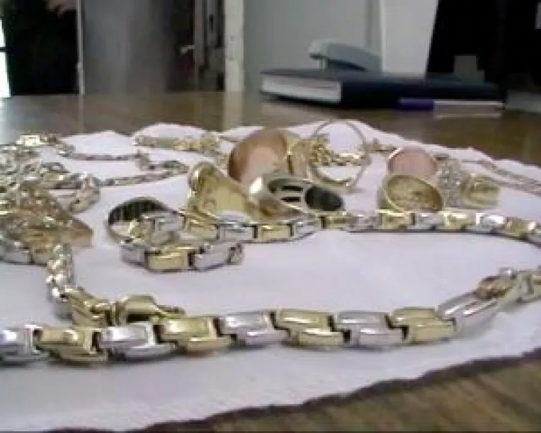A furat bijuterii si ceasuri in valoare de 120.000 de euro