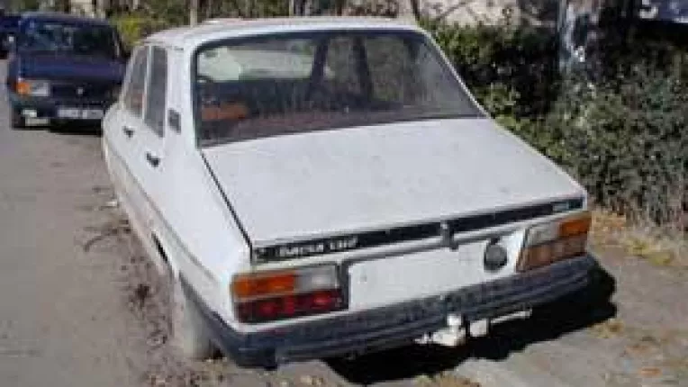 A inceput recensamantul epavelor de pe domeniul public. Primaria salta rablele pe roti