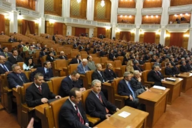 Absente din Parlament motivate cu alte prioritati.