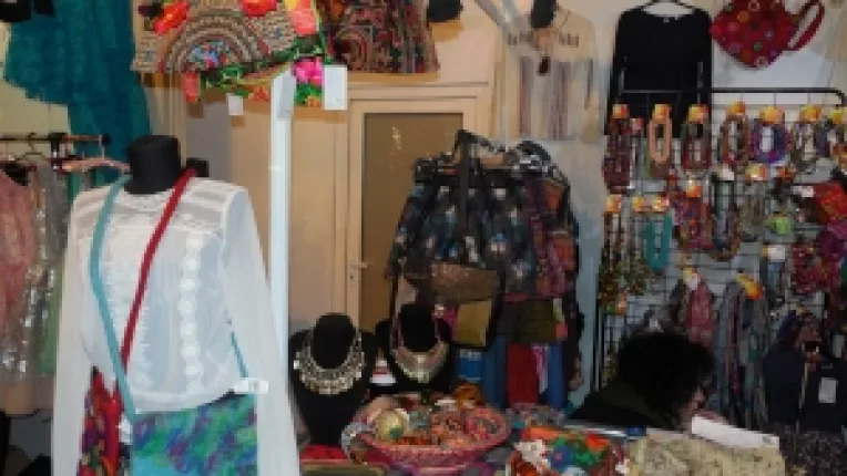 Accesorii si obiecte cu fibre naturale aduse din India, Nepal si Thailanda, la standul firmei Maya Shop de la targul de Craciun de la Sala Dalles