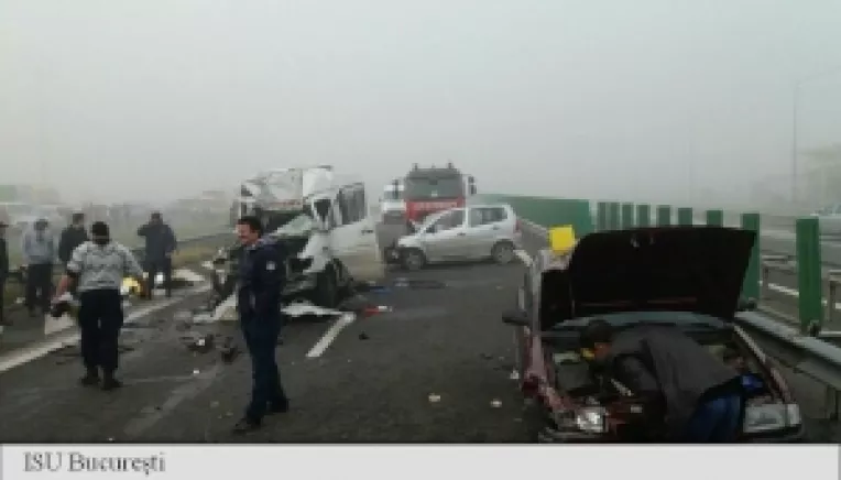 Accident in lant pe A2 din cauza cetii, soldat cu 4 morti si 39 de raniti. Sensul catre Constanta a fost blocat. A fost activat planul rosu de interventie