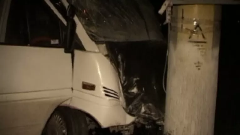 Accident in Suceava: sapte raniti dupa ce un microbuz a intrat intr-un stalp 