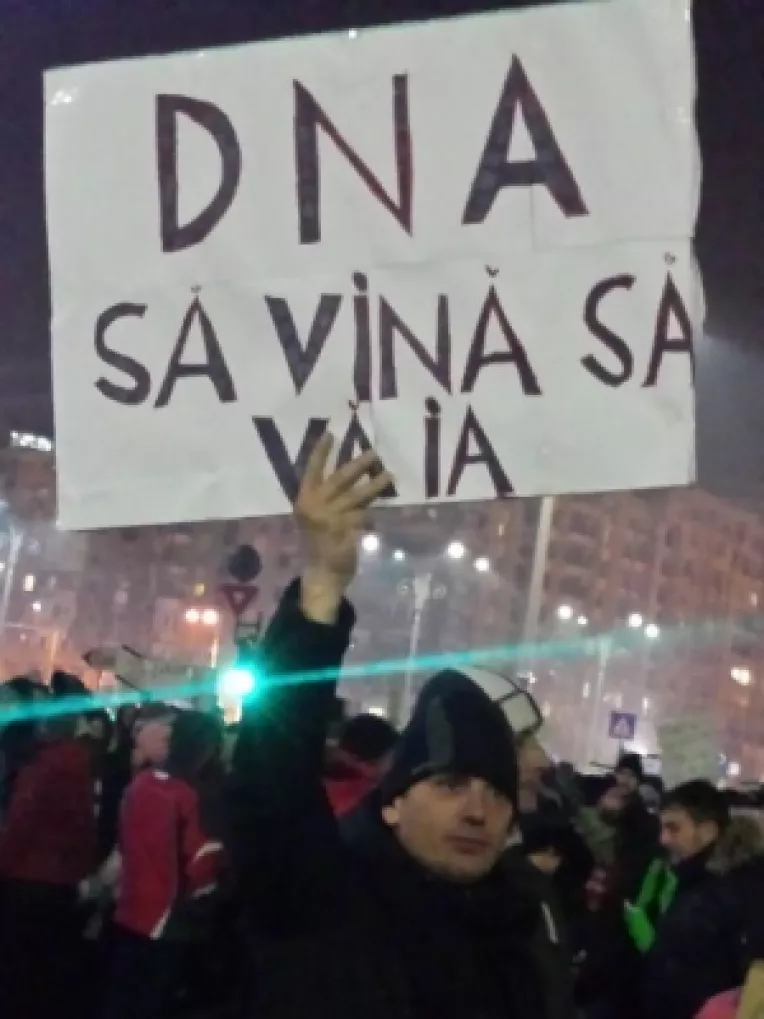 Actiuni impotriva Parlamentului si Guvernului, institutii democratice rezultate din votul popular