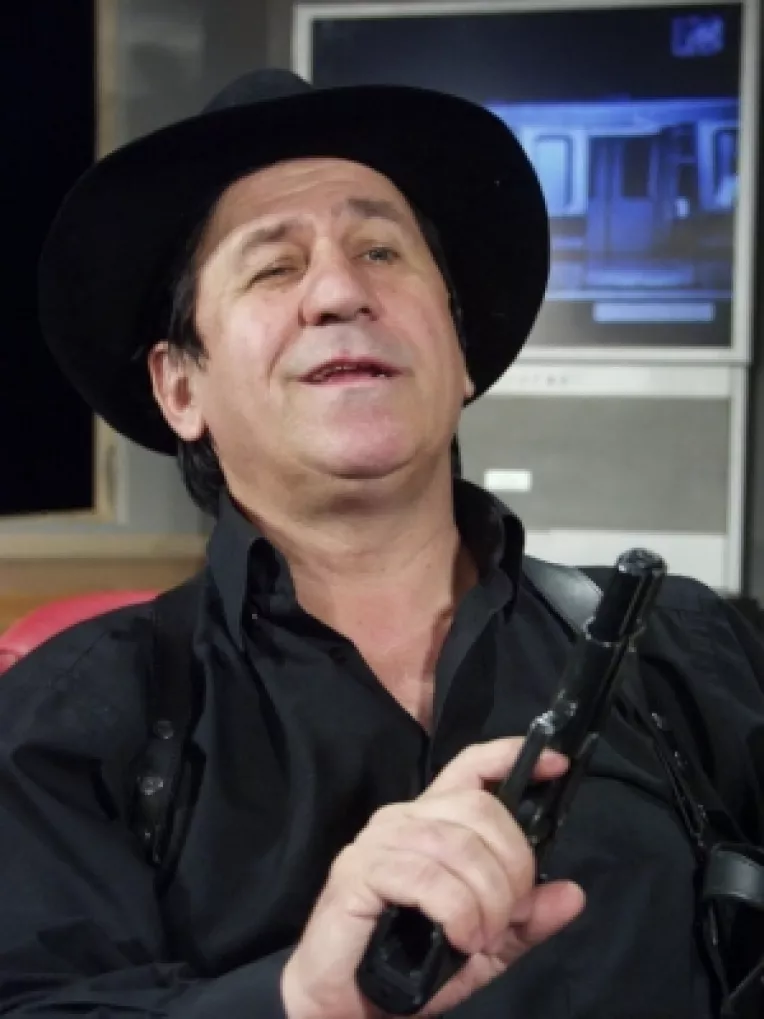 Actorul George Mihaita, cu un venit lunar de 2.500 de euro lunar, traieste intr-o garsoniera