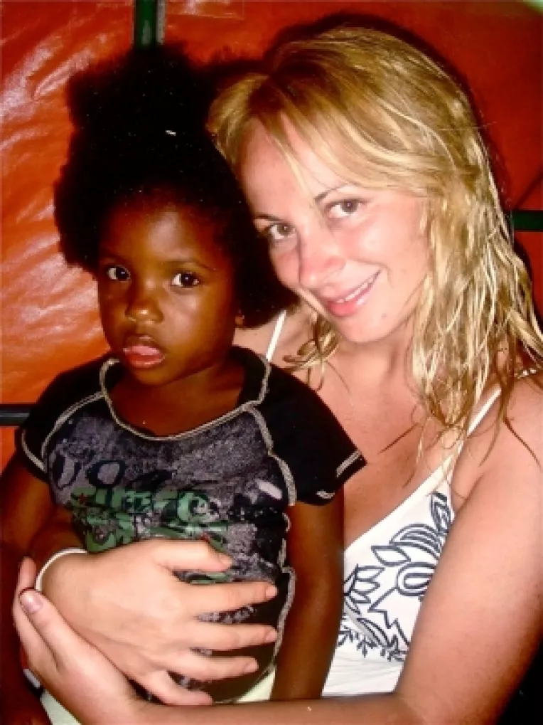 Actrita Delia Antal, la un pas sa adopte un copil de culoare din Caraibe!