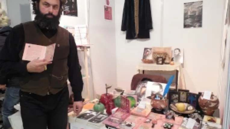 Actrita Manuela Golescu, la targul de Craciun de la Sala Dalles