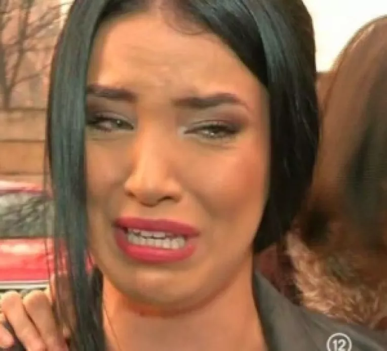 Adelina Pestritu a plans cand colegii ei i-au ascuns catelul 