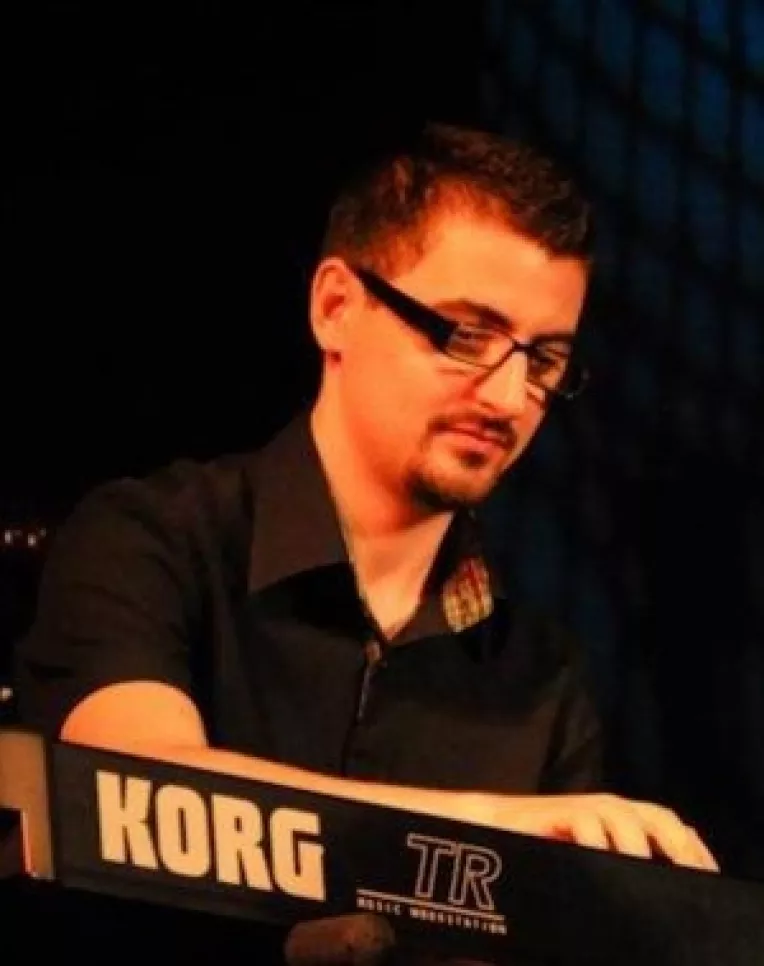 Adi Cristescu este noul clapar al trupei Voltaj

 

