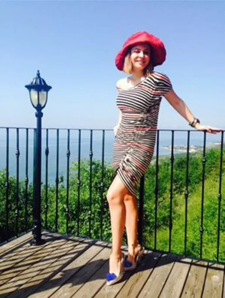 Adina Buzatu face ravagii cu palaria sa Borsalino, in parcul Herastrau