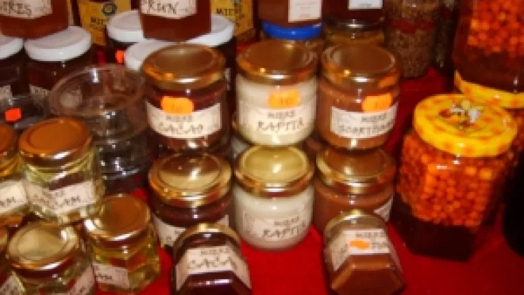 Adrian Crainiceanu, apicultor: "Miere de cires, miere de prun si miere cu propolis energizant!"