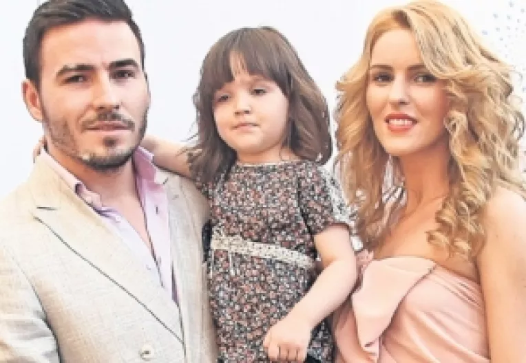 Adrian Cristea are grija de fiica sa, care are viroza