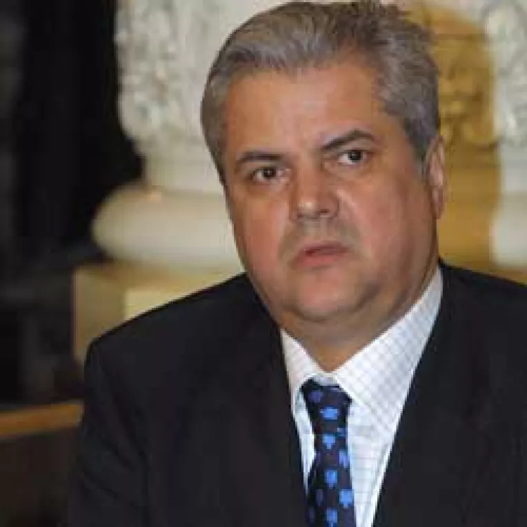 Adrian Nastase, la mana deputatilor