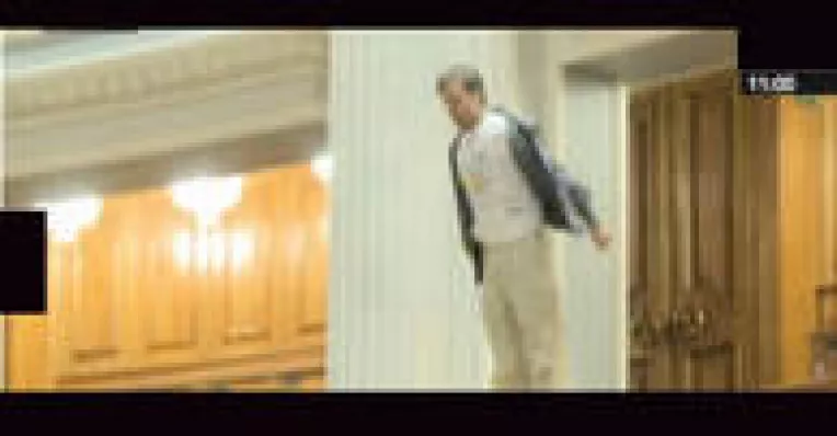 Adrian Sobaru: Omul care s-a aruncat de la balconul Parlamentului in semn de protest 