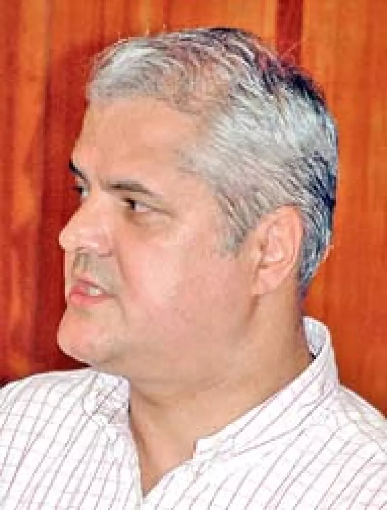 Aflat la mila subalternilor, Nastase a fost calcat in picioare de Vanghelie "care este"