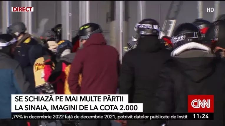 Aglomeratie la schi pe partiile din Sinaia. Turistii se bucura de zapada si soare