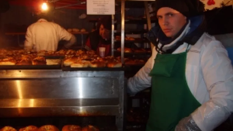 Albert Raileanu, angajat la Cozonac Domnesc: "Placinte poale in brau, la targul de la Universitate!"