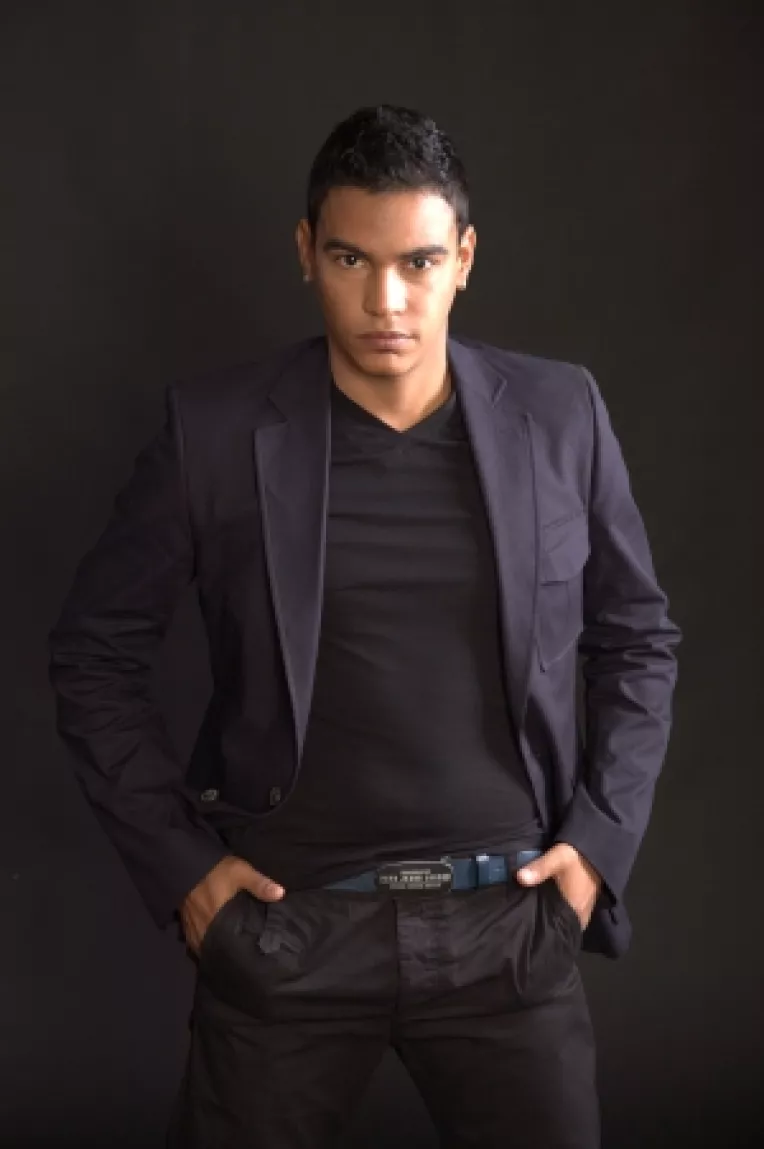 Alejandro a ramas fara portofel de Revelion

