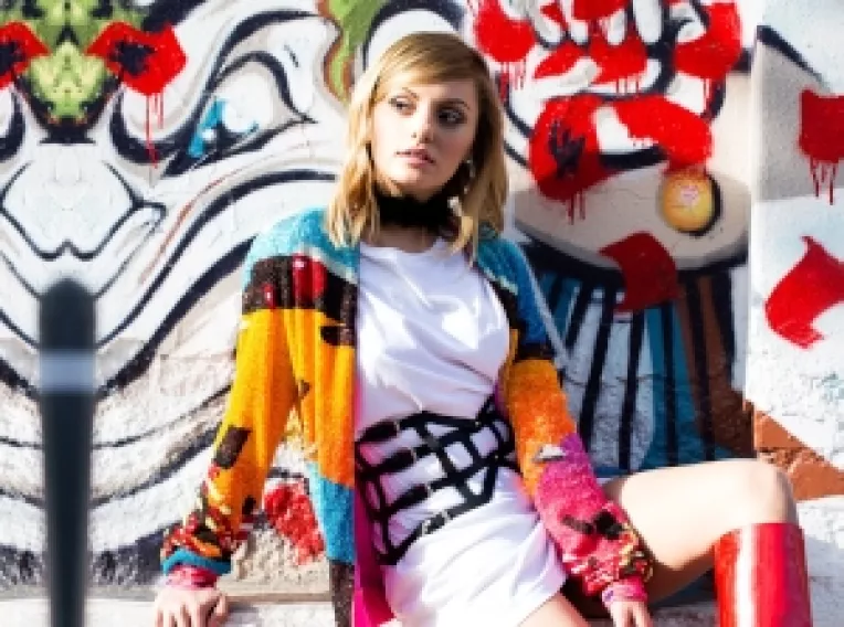 Alexandra Stan joaca rolul lui Mos Craciun la Camara cu Merinde