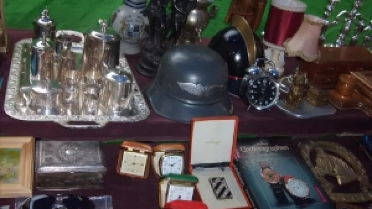 Alexandru Ceaus, anticar: "Cal de portelan si lustra frantuzeasca, din sticla, din anii ‘50, la targul de la MTR!"
