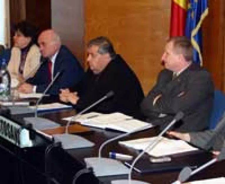 Alianta DA pune tunurile pe Contac