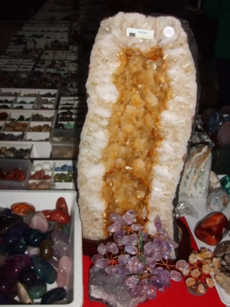 Anamaria Vidu: "Obiecte din malachit si pandante din rodocrozit!"