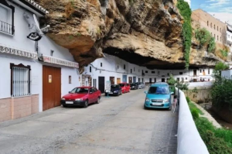 Andaluzia: Locuitorii orasului Setenil de las Bodegas traiesc in case sapate in stanca