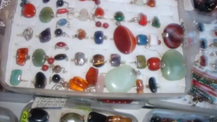 Andrei Costin Victor: "Inele reglabile din argint, cu pietre semipretioase!"