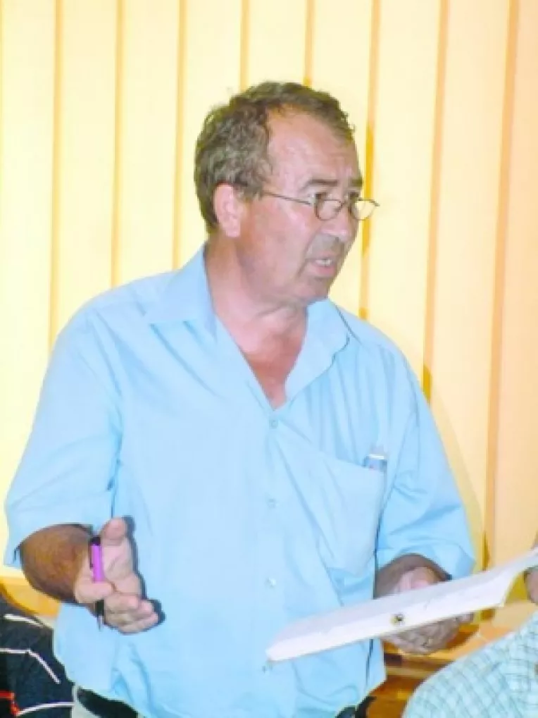 Angajatii nu si-au mai primit salariile de 2 luni. Primarul din Baneasa se lasa de fumat din cauza crizei