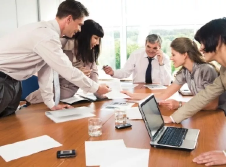 Angajatorii ii rasplatesc cu mai multi bani pe salariatii cei mai in varsta