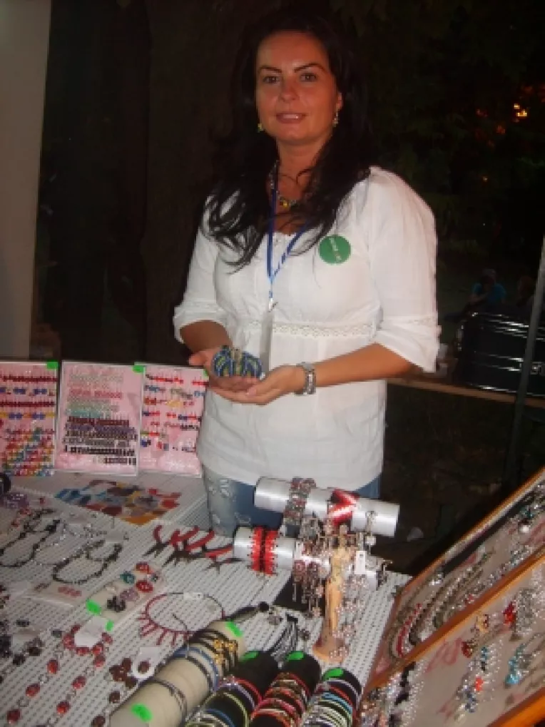 Angela Avram: "Am inceput sa creez bijuterii din cristale dupa ce am primit in dar o trusa de margele!"