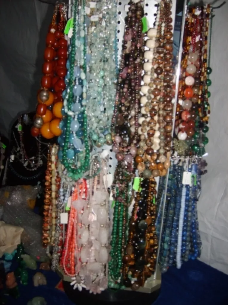 Angela Marincea: "Coliere din chihlimbar si animalute din cuarturi de tot felul!"