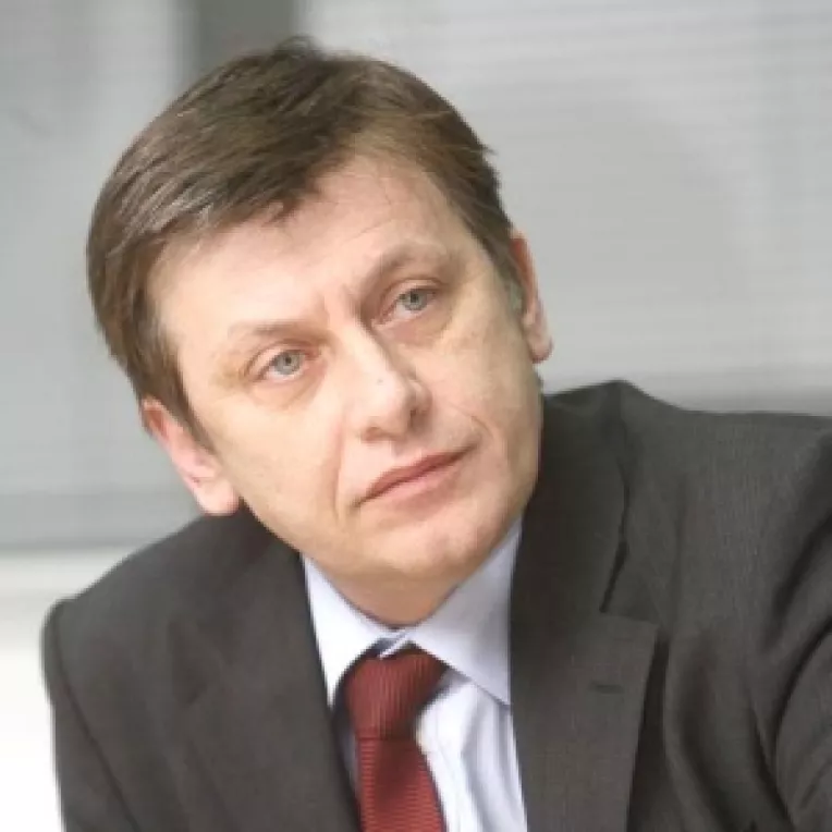 Antonescu cere Guvernului sa-si respecte angajamentele. Presedintele PNL critica Guvernul Boc in fata Fondului Monetar