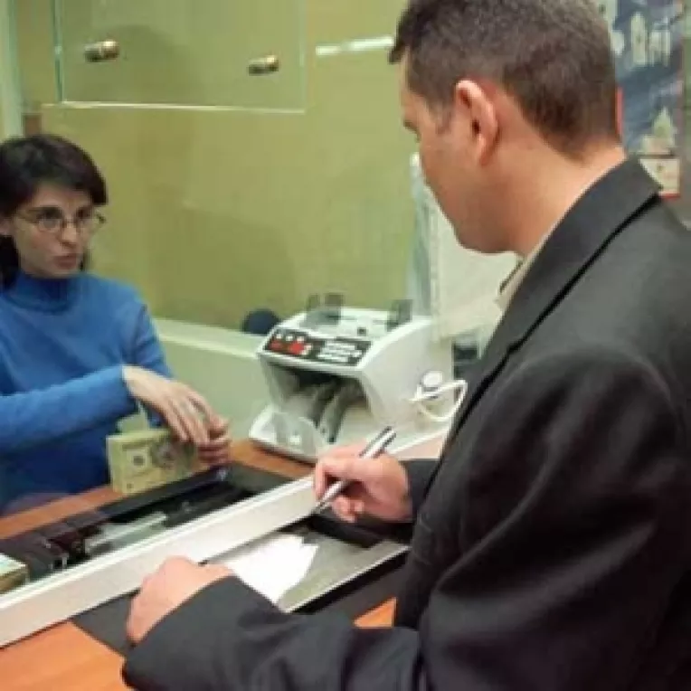 Anul acesta, romanii au economisit mai multi bani decat in 2006