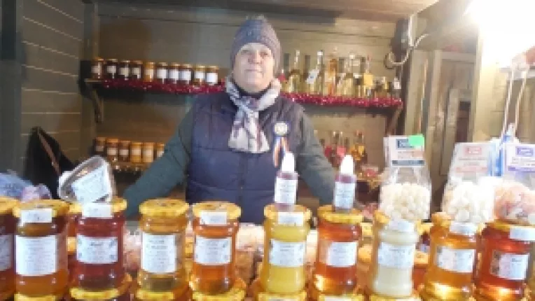 Apicultorii Vasile si Elena Stan: Mierea de mana si de coriandru sunt cele mai cautate la targul din Piata Constitutiei