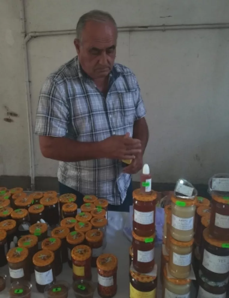 Apicultorii Vasile si Elena Stan: Mierea de salcam si mierea de tei, cele mai cautate la targul de la MTR!