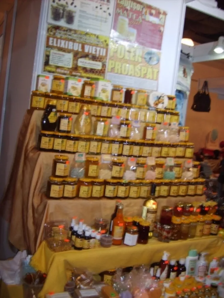 Apicultorul Adrian Crainiceanu: "Miere de pin si siropuri de catina!"