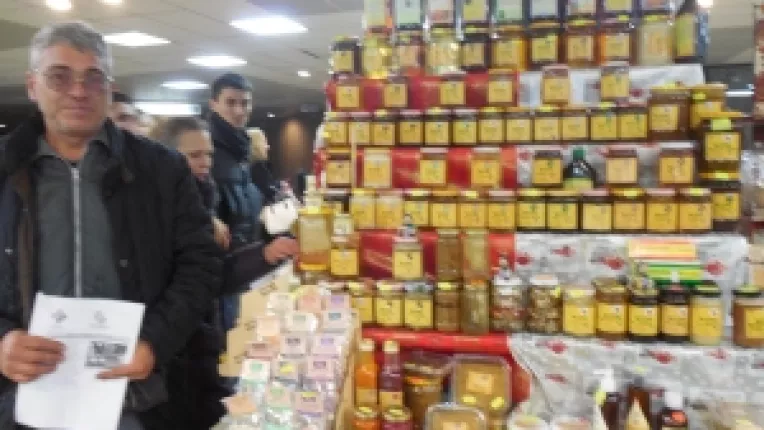 Apicultorul Adrian Crainiceanu: Mierea de coriandru, de mana de tei, de prun si de cires, cele mai cautate la targul din pasajul de la Universitate!