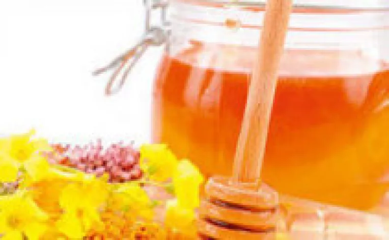 Apicultorul Radu Razvan: "Miere de tei, miere de mana si rapita!"