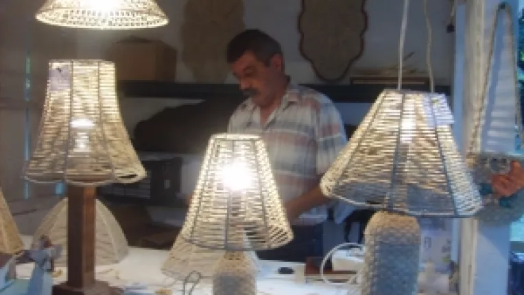 Arpad Balint din Odorheiu Secuiesc: "Lampadare si suporturi pentru flori facute din impletituri din panusi de porumb!"