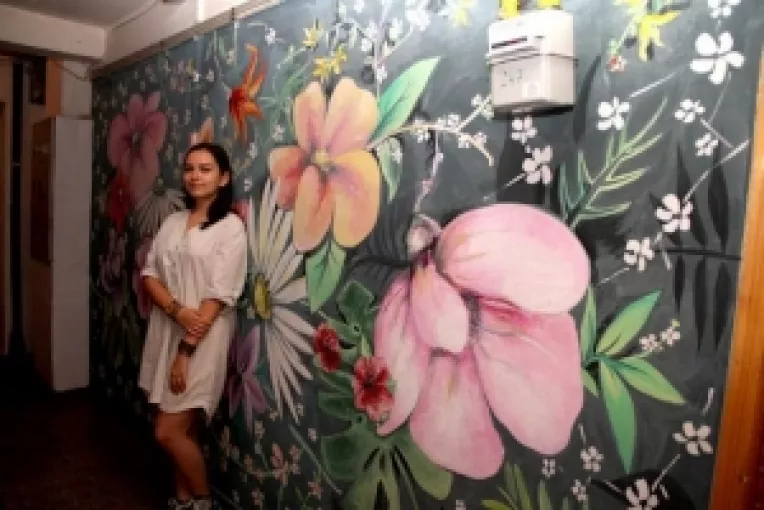 Artista Andreea Gabriela Tudor a pictat doua etaje ale blocului din Braila in care locuieste