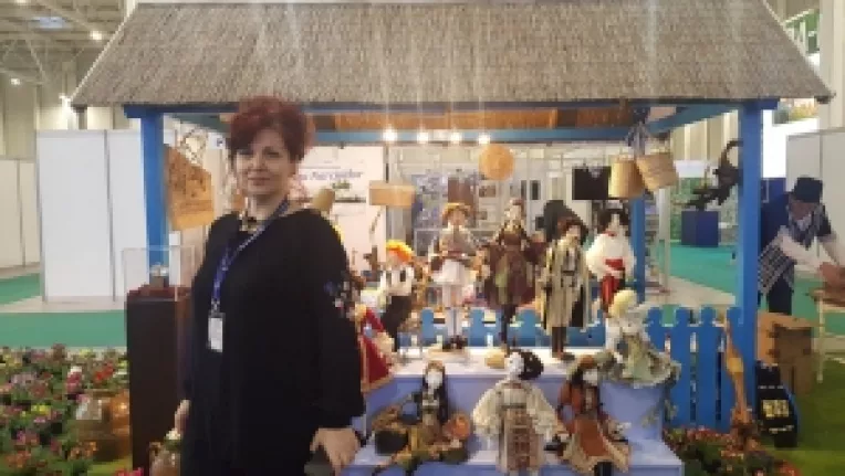 Artistul plastic Elena Orbocea creeaza papusi unicat, realizate artizanal