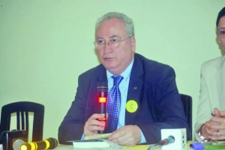 Atac liberal la adresa ministrului Turismului
Puiu Hasotti spune ca Elena Udrea este "noua Mita Biciclista"