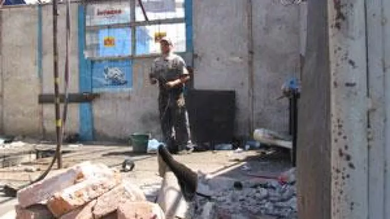 Atentie! Se demoleaza spalatorii si ateliere auto. Primaria face "curatenie" pe canal