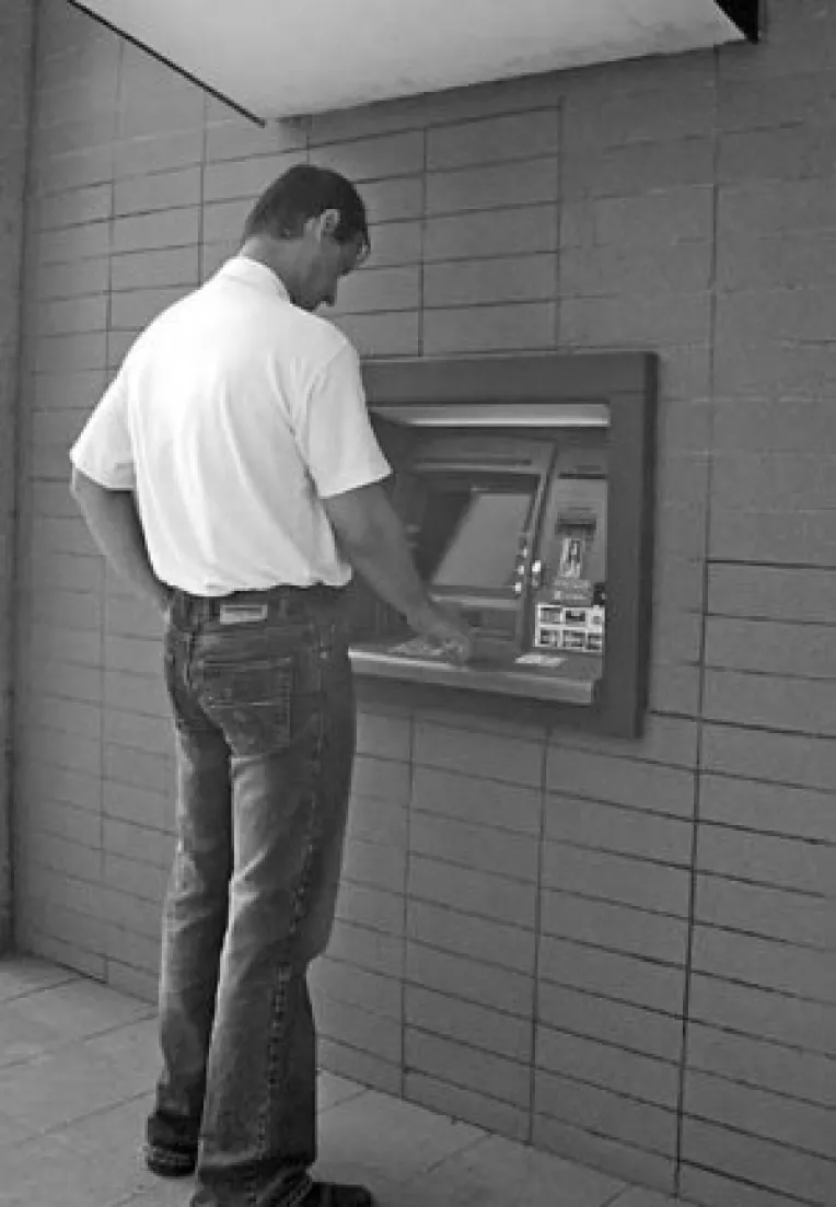 Au scapat de cozi, dar platesc comisioane