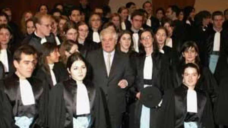 Avocatii si notarii au castiguri anuale de peste 11 milioane de euro. Meserii liberale, profituri pe masura